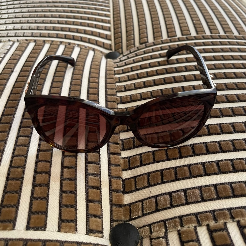 Chanel CC Logo Butterfly Sunglasses - Picture 4 of 9